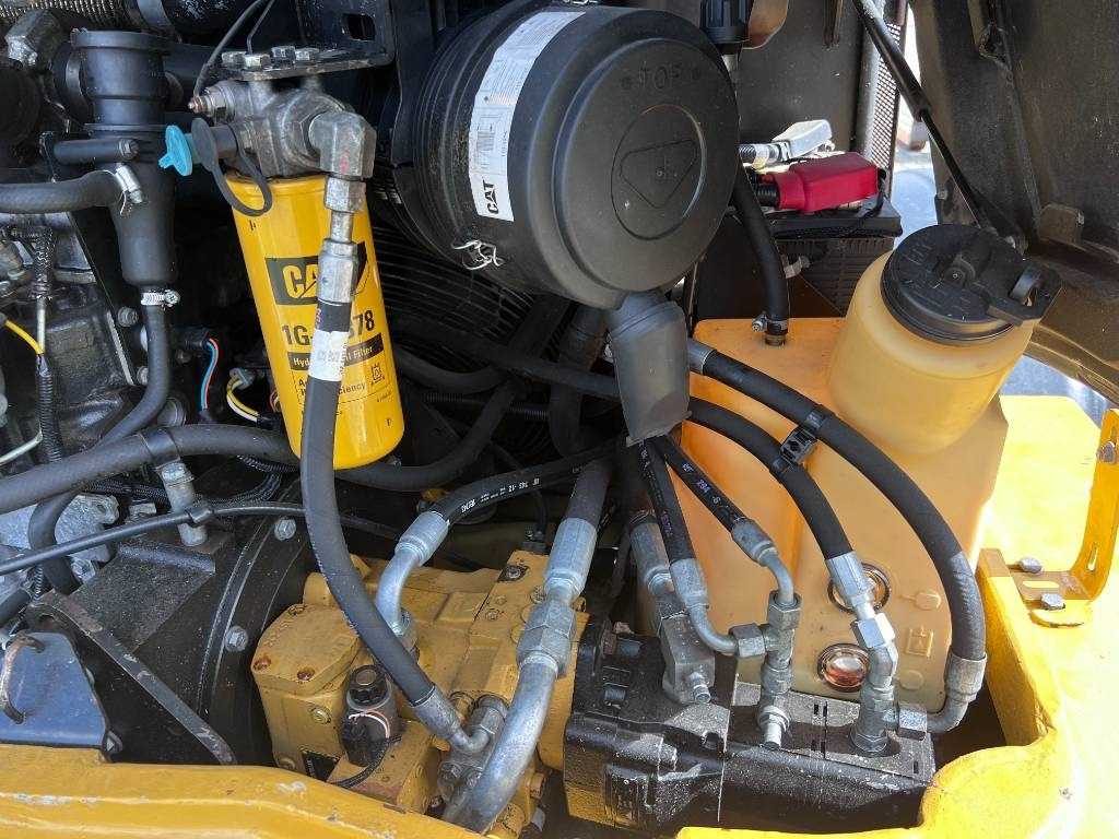 Wheel loader CAT 908 H: picture 31