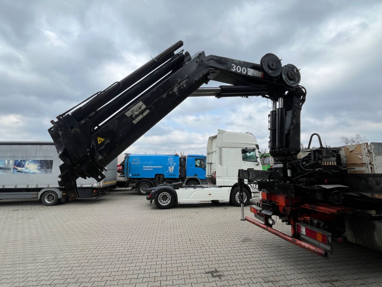Dropside/ Flatbed truck, Crane truck Mercedes-Benz SK 2635 6x4 V8 Pritsche mit HIAB 300-4: picture 17