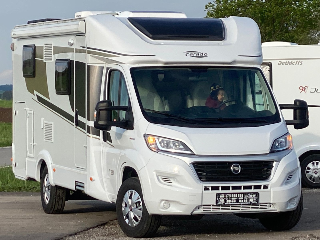 Carado T 337, mit Klima, Solar,SAT,Längsbetten - Semi-integrated motorhome: picture 1 Carado T 337, mit Klima, Solar,SAT,Längsbetten - Semi-integrated motorhome: picture 1