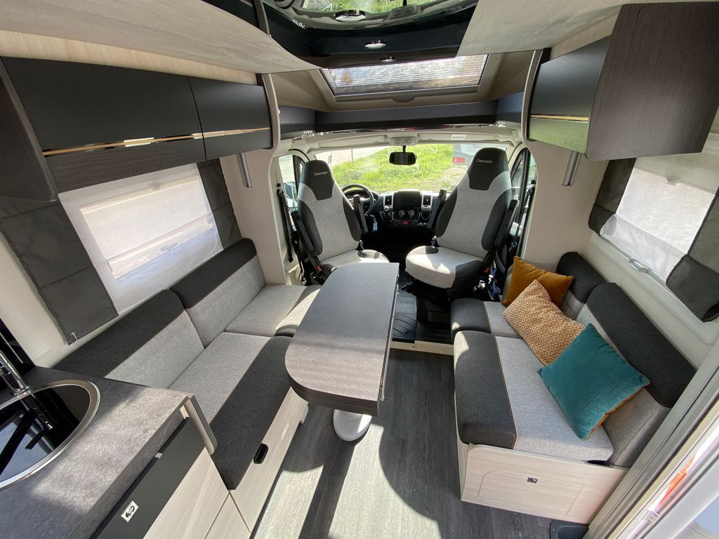 Semi-integrated motorhome Chausson T 747, face to face: picture 13