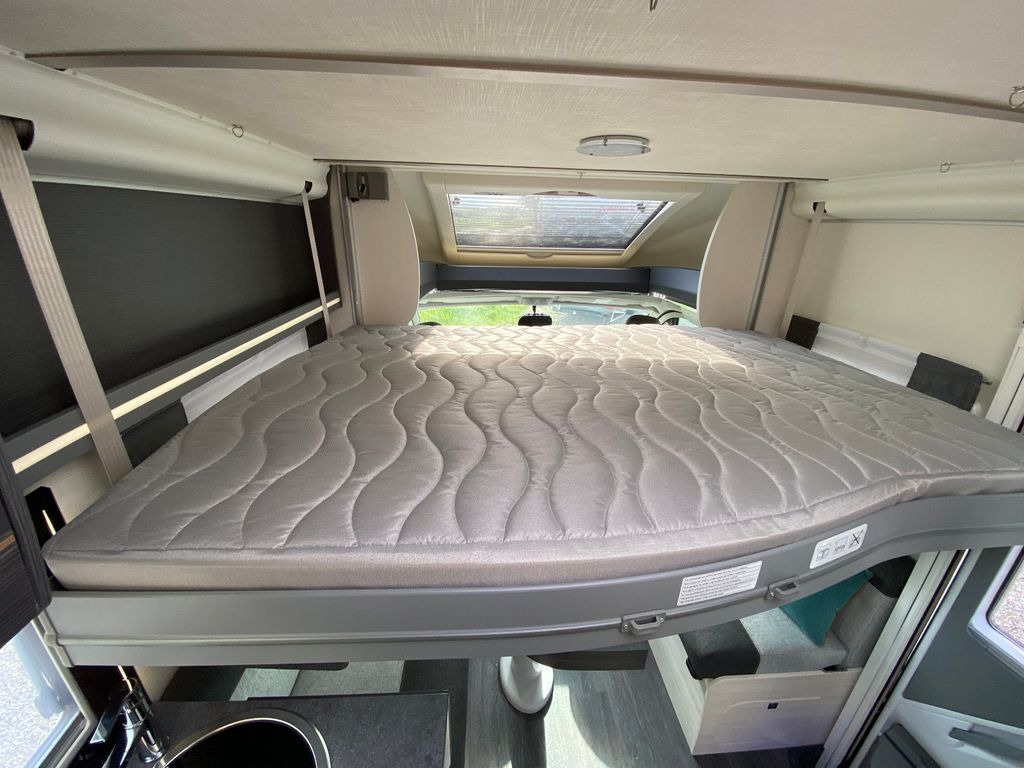 Semi-integrated motorhome Chausson T 747, face to face: picture 16