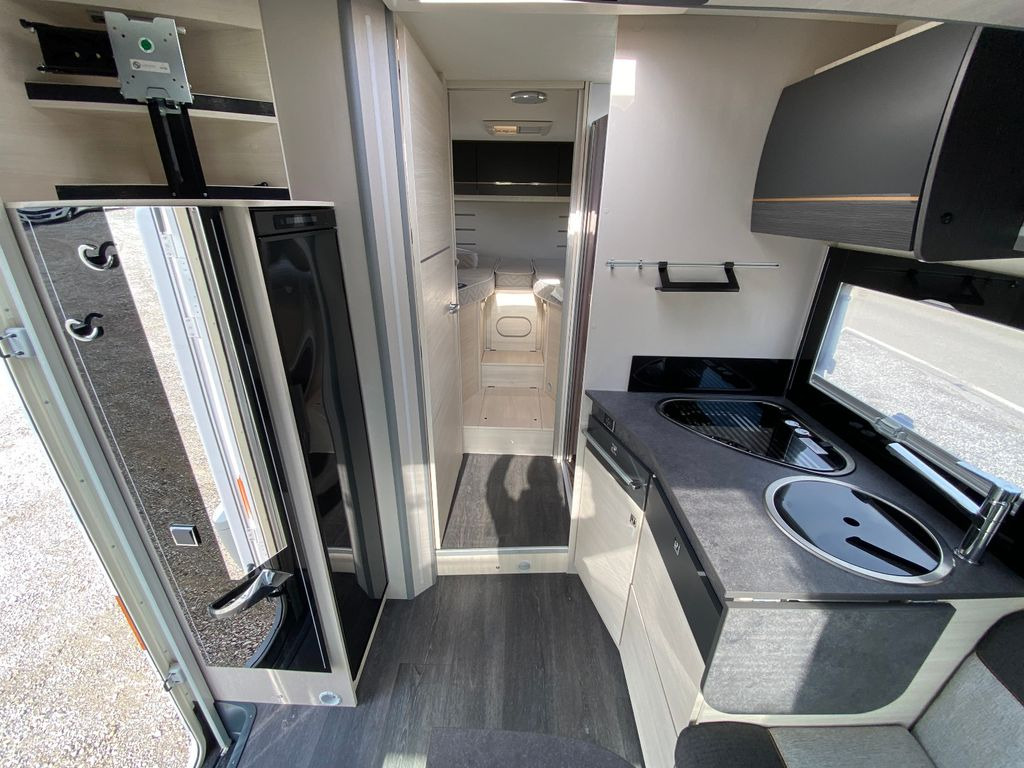 Semi-integrated motorhome Chausson T 747, face to face: picture 14