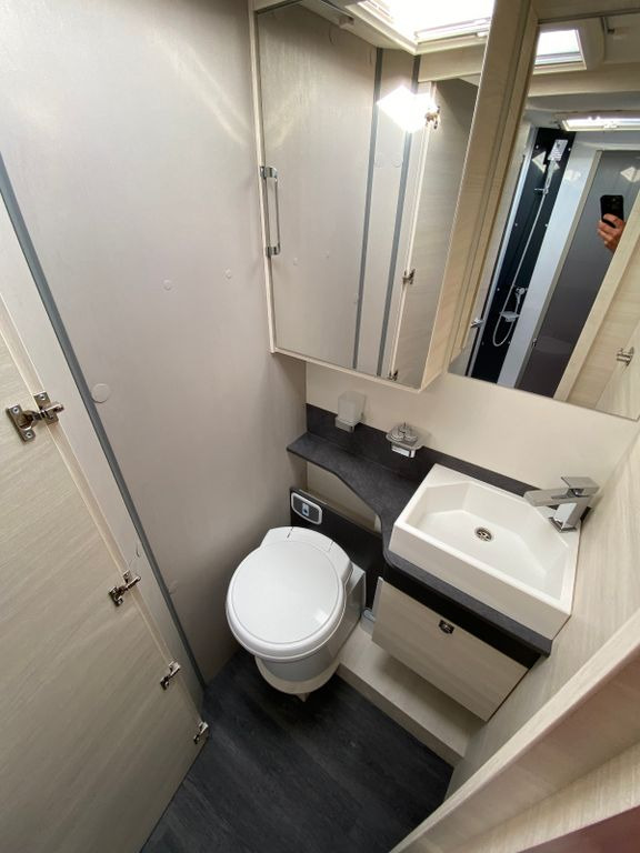 Semi-integrated motorhome Chausson T 747, face to face: picture 12