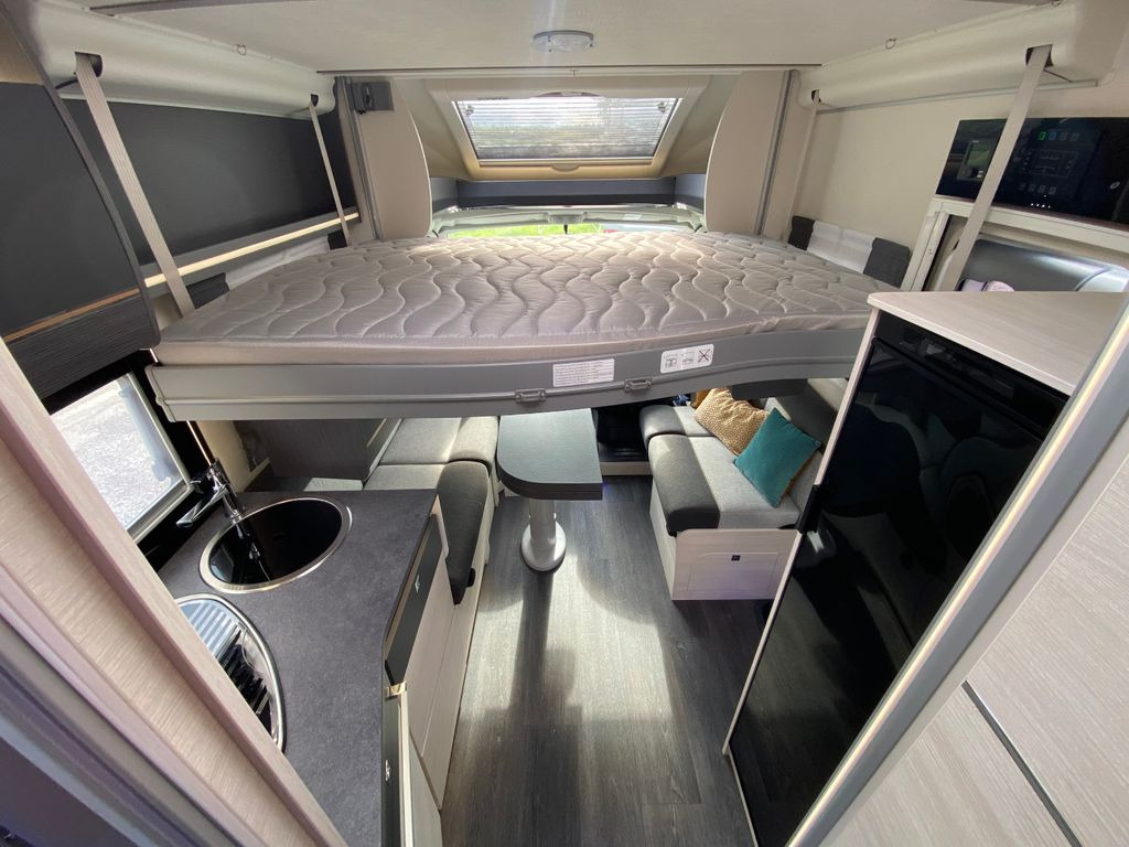 Semi-integrated motorhome Chausson T 747, face to face: picture 17