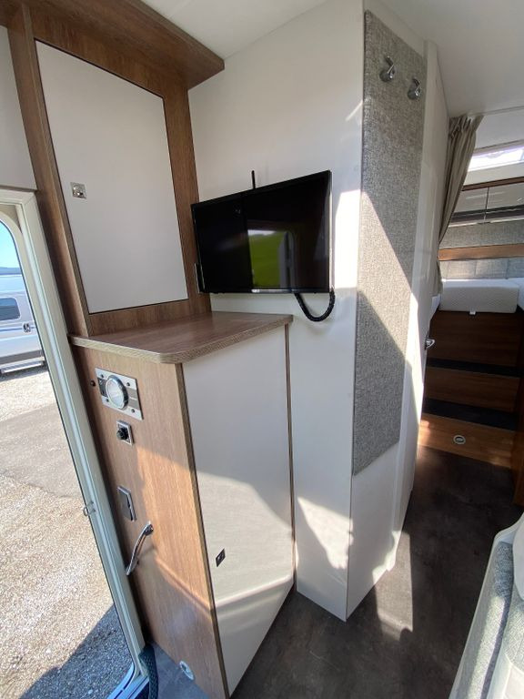 Semi-integrated motorhome Dethleffs Trend T 6717 EB, SAT,RFK, Längsbetten, AHK: picture 12