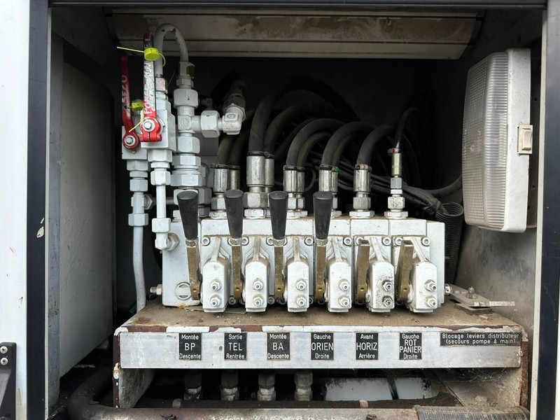 Truck Renault MIDLUM 280dxi 4x4 18m SKYLIFT / HUBARBEITSBÜHNE - COMILEV 180 TP - NACELLE / HOOGWERKER - 182.000km - MANUAL - GOOD CONDITION: picture 18 Truck Renault MIDLUM 280dxi 4x4 18m SKYLIFT / HUBARBEITSBÜHNE - COMILEV 180 TP - NACELLE / HOOGWERKER - 182.000km - MANUAL - GOOD CONDITION: picture 18