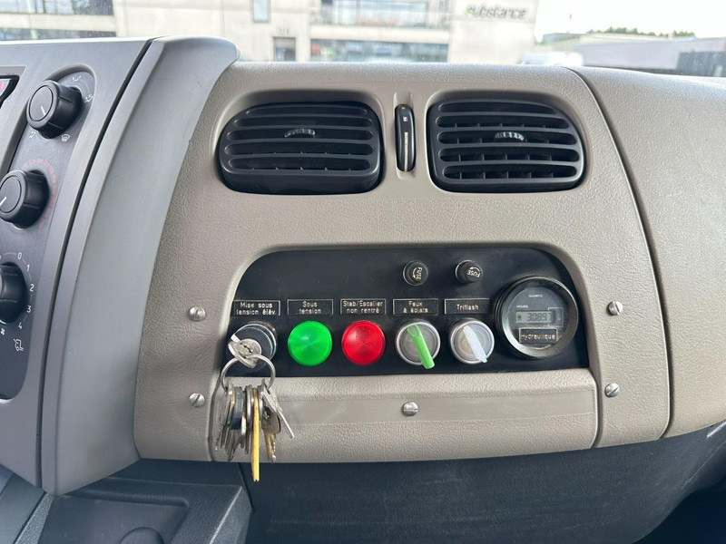 Truck Renault MIDLUM 280dxi 4x4 18m SKYLIFT / HUBARBEITSBÜHNE - COMILEV 180 TP - NACELLE / HOOGWERKER - 182.000km - MANUAL - GOOD CONDITION: picture 13 Truck Renault MIDLUM 280dxi 4x4 18m SKYLIFT / HUBARBEITSBÜHNE - COMILEV 180 TP - NACELLE / HOOGWERKER - 182.000km - MANUAL - GOOD CONDITION: picture 13