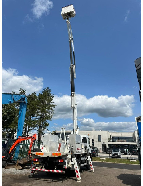 Truck Renault MIDLUM 280dxi 4x4 18m SKYLIFT / HUBARBEITSBÜHNE - COMILEV 180 TP - NACELLE / HOOGWERKER - 182.000km - MANUAL - GOOD CONDITION: picture 10 Truck Renault MIDLUM 280dxi 4x4 18m SKYLIFT / HUBARBEITSBÜHNE - COMILEV 180 TP - NACELLE / HOOGWERKER - 182.000km - MANUAL - GOOD CONDITION: picture 10