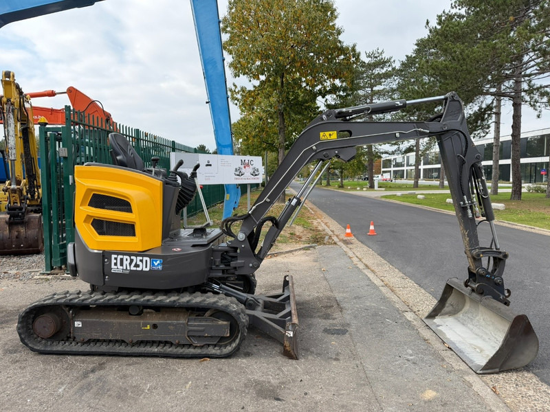 Volvo ECR25D 1159 UREN - SLOOP + SORTEERFUNCTIE - EXTRA HYDR. LEIDINGEN - HYDR SNELWISSEL - CE - BE MACHINE - Mini excavator: picture 3 Volvo ECR25D 1159 UREN - SLOOP + SORTEERFUNCTIE - EXTRA HYDR. LEIDINGEN - HYDR SNELWISSEL - CE - BE MACHINE - Mini excavator: picture 3