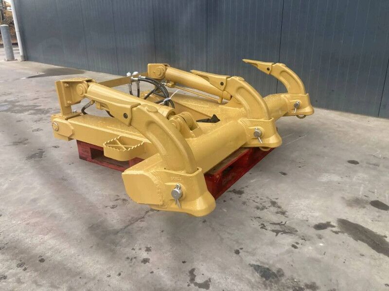 Cat D5M Ripper - Attachment for Construction machinery: picture 1 Cat D5M Ripper - Attachment for Construction machinery: picture 1