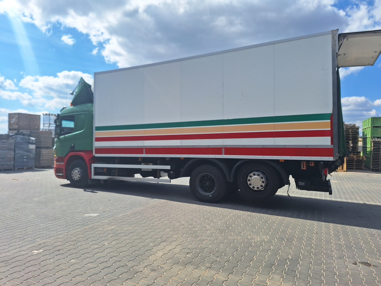 Refrigerator truck Scania P380: picture 6