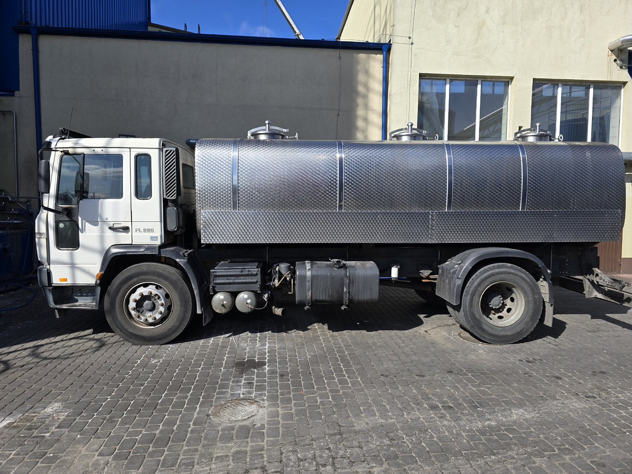 VOLVO FL 220 - Tank truck: picture 1 VOLVO FL 220 - Tank truck: picture 1
