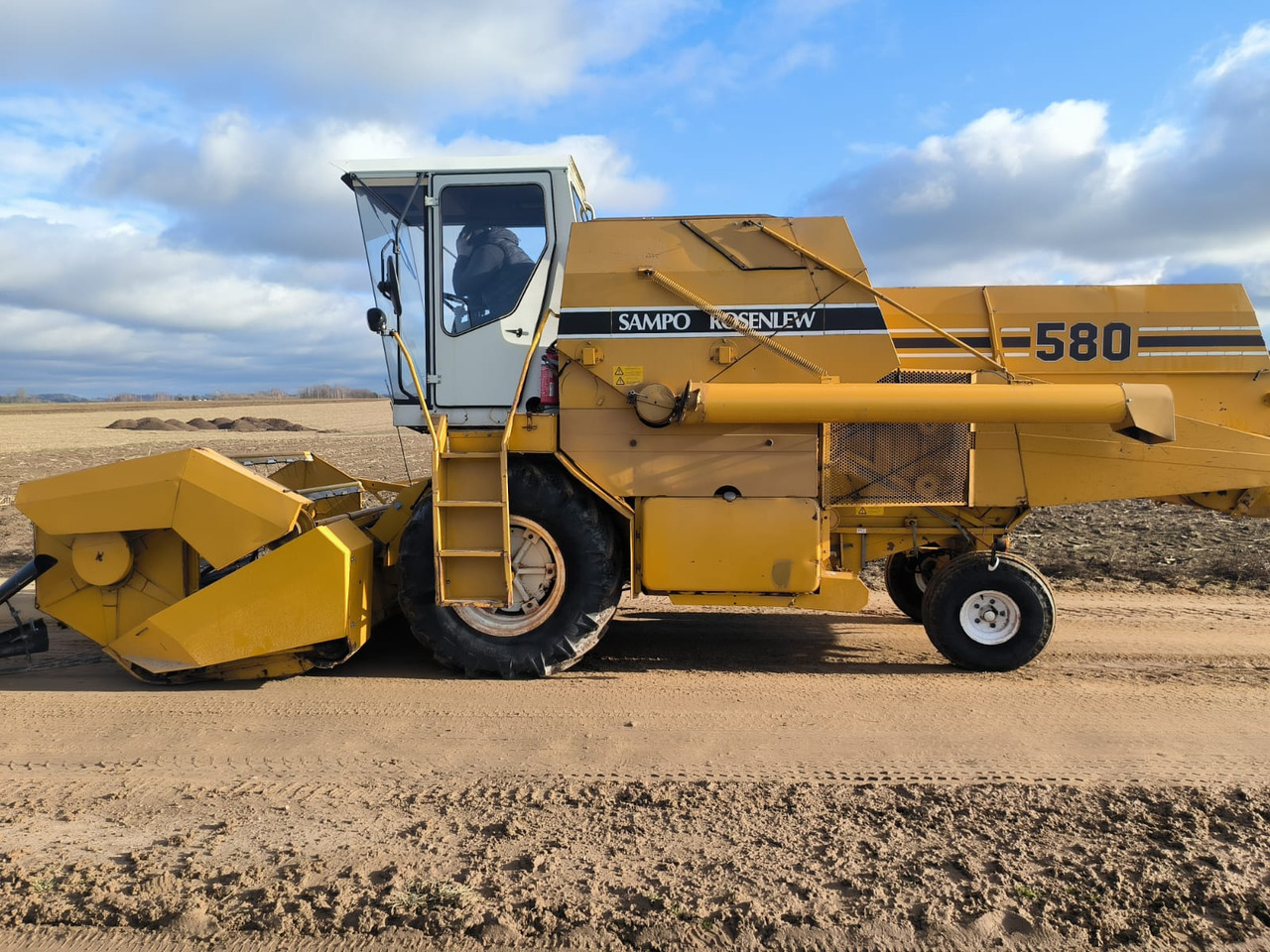 Sampo Rosenlew 580 - Combine harvester: picture 1 Sampo Rosenlew 580 - Combine harvester: picture 1