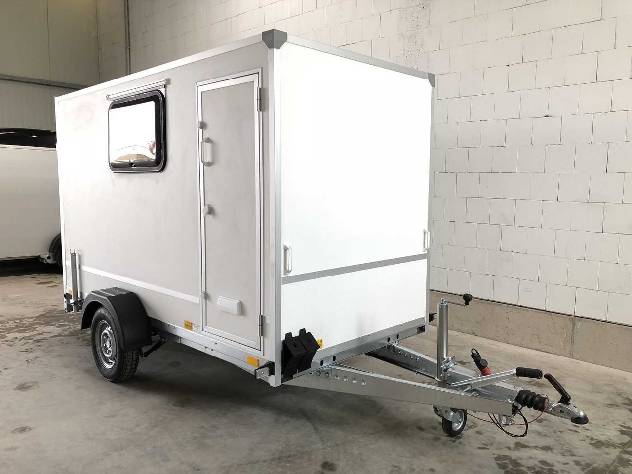 BLYSS F1330HD Rampe Tür 2 Fenster Kofferanhänger - Closed box trailer: picture 4 BLYSS F1330HD Rampe Tür 2 Fenster Kofferanhänger - Closed box trailer: picture 4