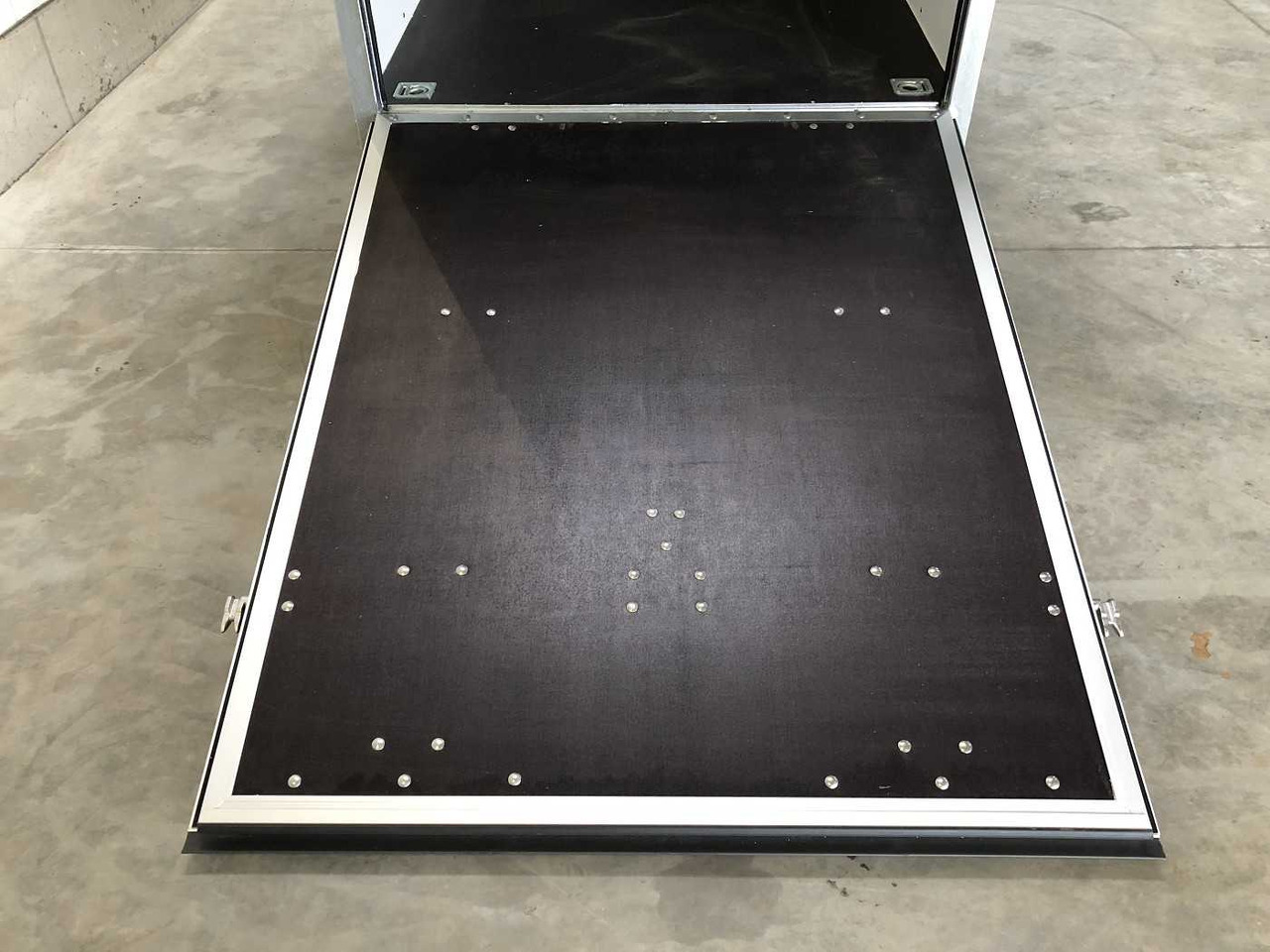 BLYSS F2736HTD Rampe Kofferanhänger - Closed box trailer: picture 5 BLYSS F2736HTD Rampe Kofferanhänger - Closed box trailer: picture 5