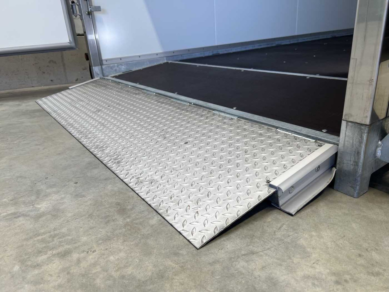 VEZEKO Husky FB K 35.40 EP Tür Kofferanhänger Absenker - Closed box trailer: picture 3 VEZEKO Husky FB K 35.40 EP Tür Kofferanhänger Absenker - Closed box trailer: picture 3