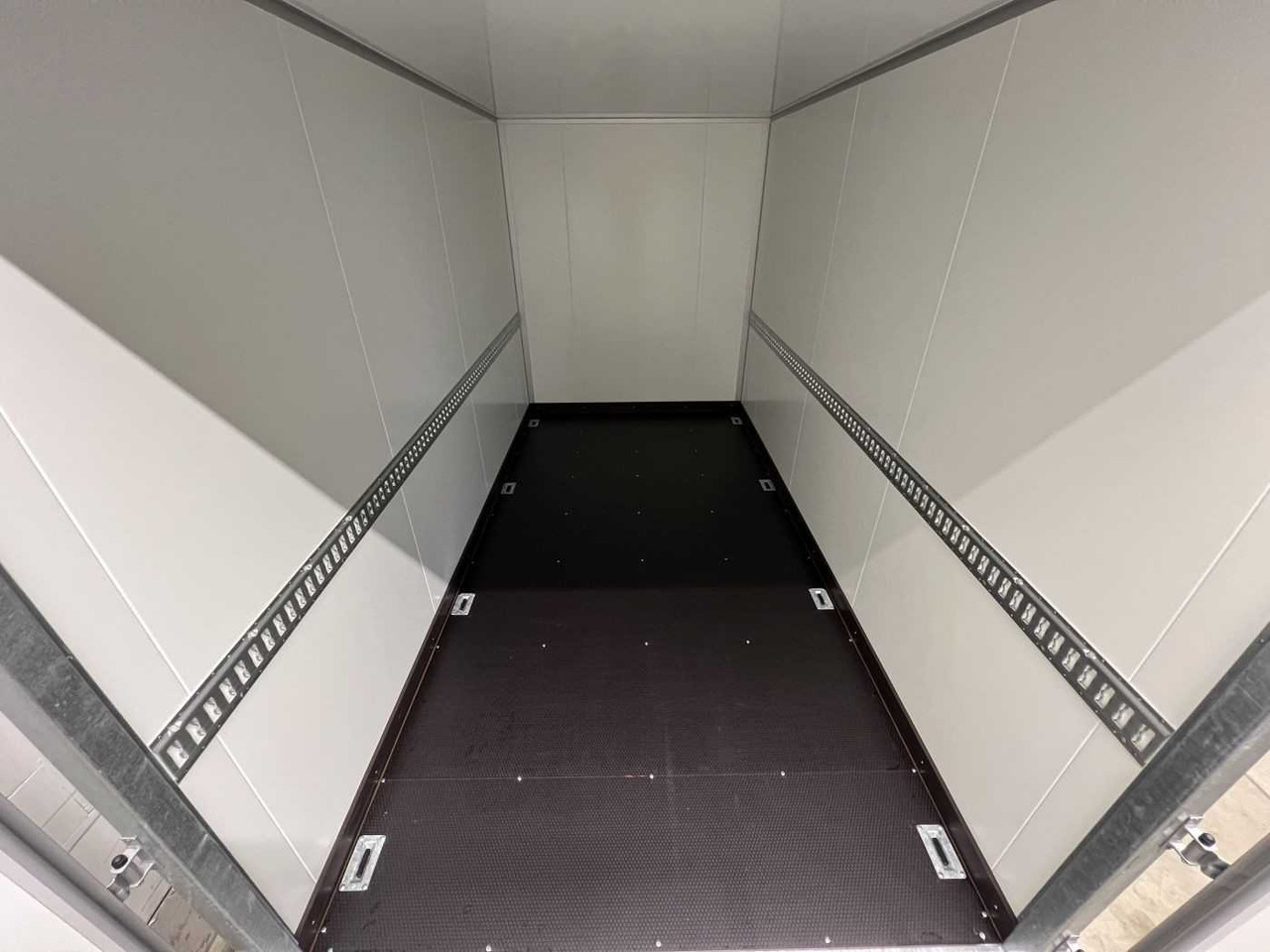 VEZEKO TK D 35.40 SP Flügeltüren Sond Kofferanhänger - Closed box trailer: picture 3 VEZEKO TK D 35.40 SP Flügeltüren Sond Kofferanhänger - Closed box trailer: picture 3