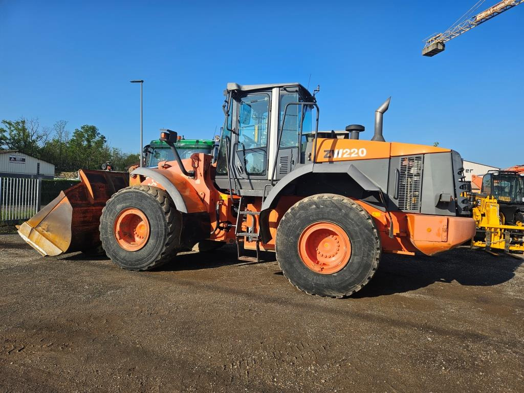 HITACHI ZW 220 - Wheel loader: picture 3 HITACHI ZW 220 - Wheel loader: picture 3