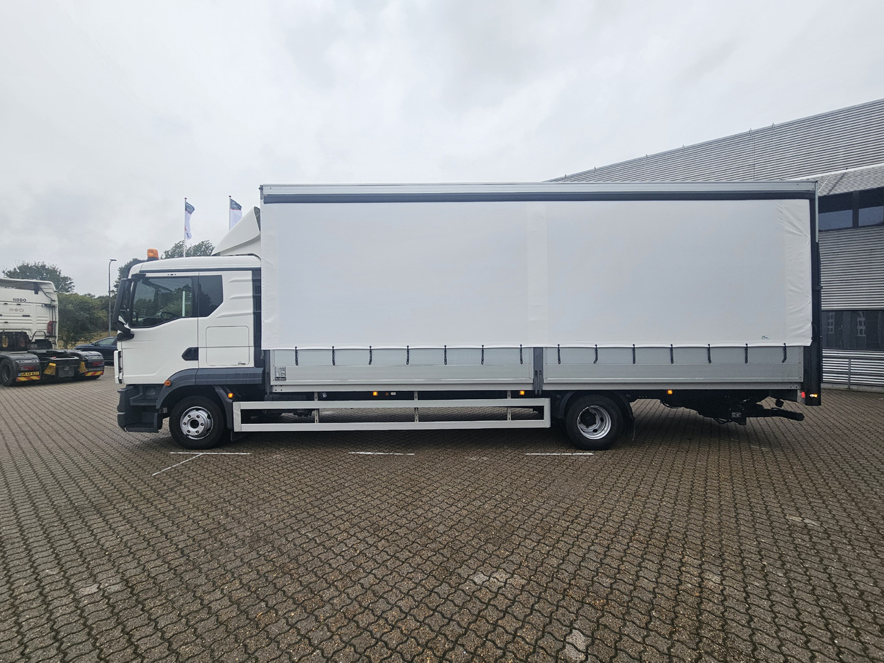 MAN TGL 12.250 - Curtainsider truck: picture 3 MAN TGL 12.250 - Curtainsider truck: picture 3