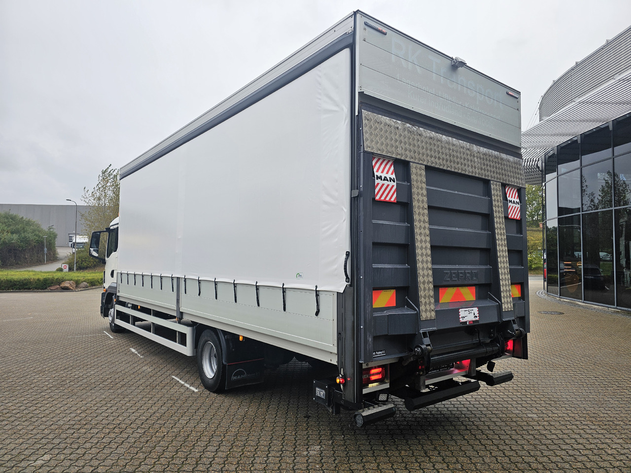 MAN TGL 12.250 - Curtainsider truck: picture 3 MAN TGL 12.250 - Curtainsider truck: picture 3