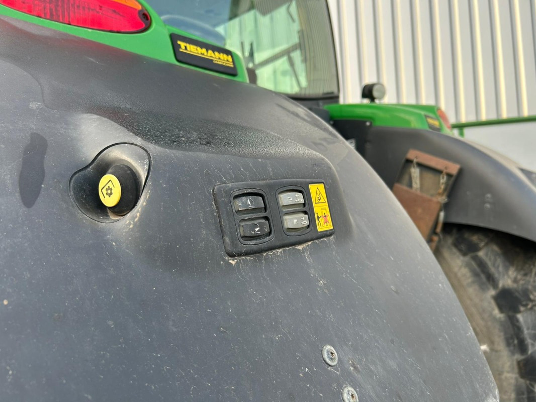 John Deere 6215R - Farm tractor: picture 4 John Deere 6215R - Farm tractor: picture 4