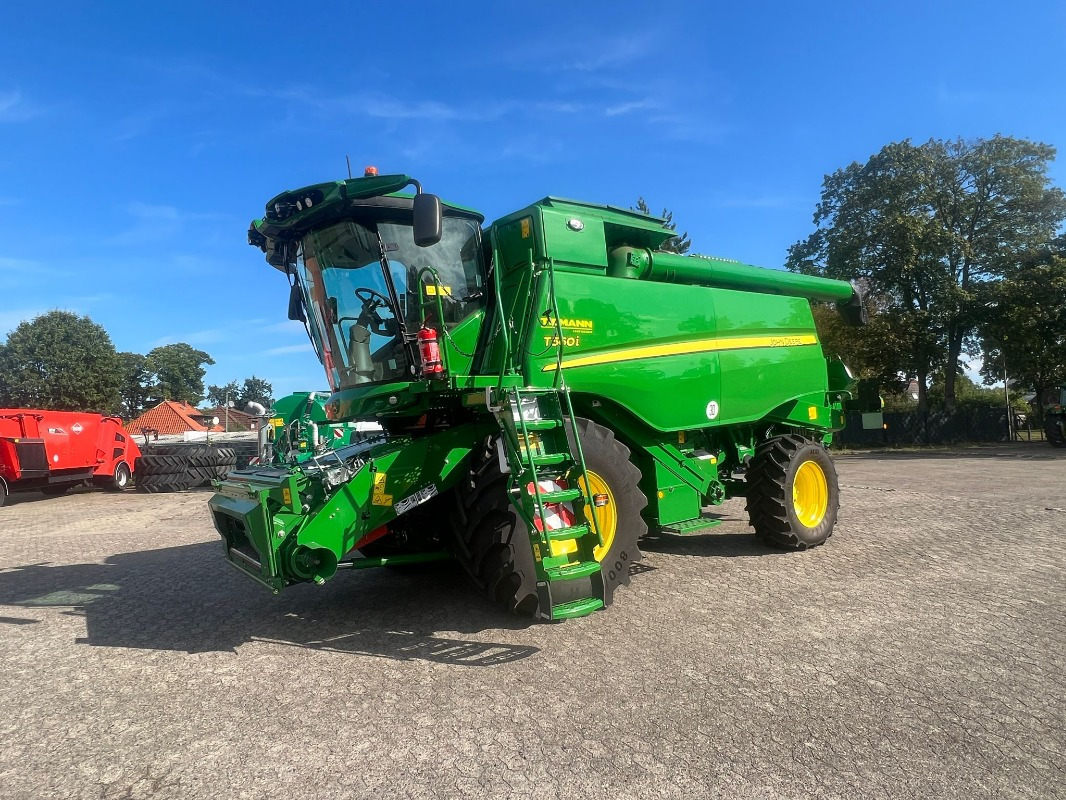 John Deere T560 - Combine harvester: picture 1 John Deere T560 - Combine harvester: picture 1