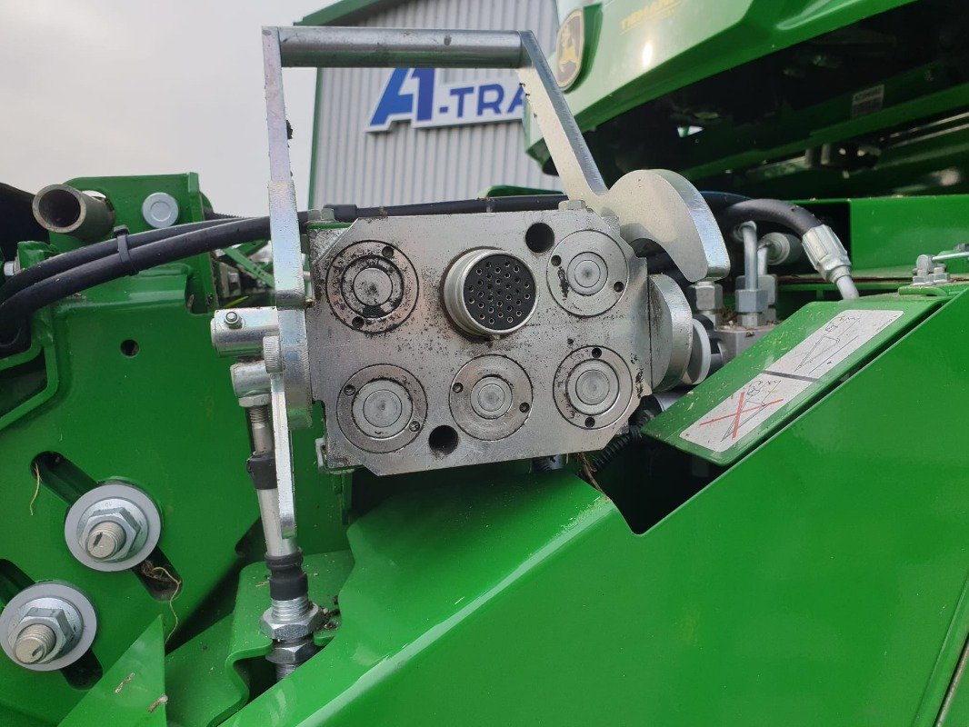 Combine harvester John Deere T670: picture 13