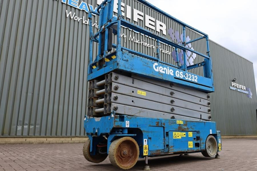 Genie GS3232 Hydraulic Outriggers, Electric, 11.75m Work - Scissor lift: picture 4 Genie GS3232 Hydraulic Outriggers, Electric, 11.75m Work - Scissor lift: picture 4