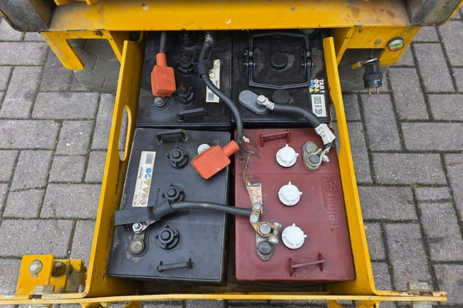 Haulotte Compact 8 Electric, 8.2m Working Height, 350kg Cap - Scissor lift: picture 3 Haulotte Compact 8 Electric, 8.2m Working Height, 350kg Cap - Scissor lift: picture 3