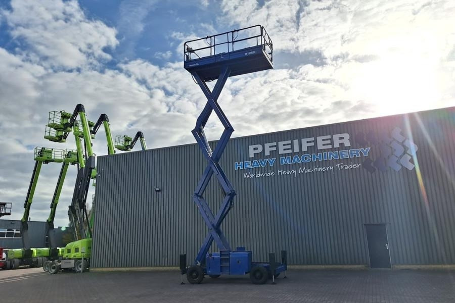 Haulotte H12SX Diesel, 4x4 Drive, 12m Working Height, 700kg - Scissor lift: picture 3 Haulotte H12SX Diesel, 4x4 Drive, 12m Working Height, 700kg - Scissor lift: picture 3