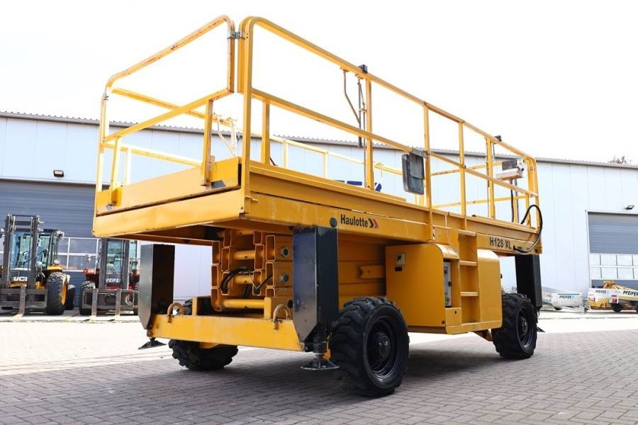 Haulotte H12SXL Diesel, 4x4 Drive, 12m Working Height, 700k - Scissor lift: picture 2 Haulotte H12SXL Diesel, 4x4 Drive, 12m Working Height, 700k - Scissor lift: picture 2