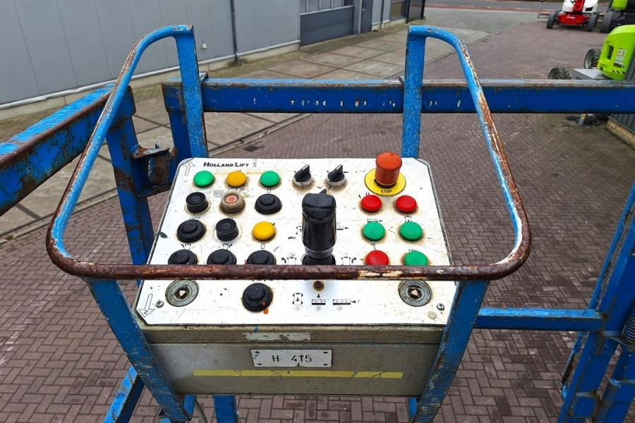 Holland Lift Megastar G-300DL30/S Diesel, 4x4x4 Drive, 33.5m Wo - Scissor lift: picture 4 Holland Lift Megastar G-300DL30/S Diesel, 4x4x4 Drive, 33.5m Wo - Scissor lift: picture 4