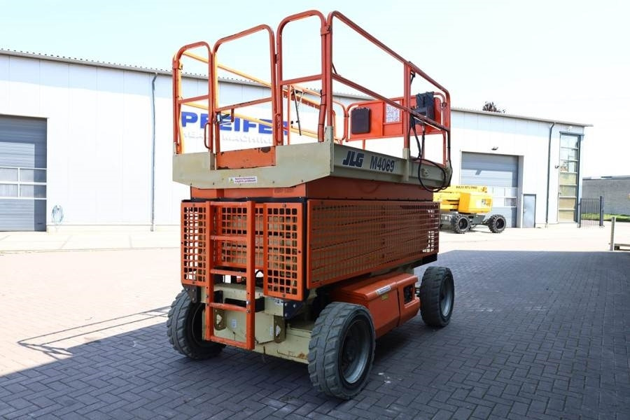 JLG M4069 Hybrid, 14.2m Working Height, 360kg Capacity - Scissor lift: picture 2 JLG M4069 Hybrid, 14.2m Working Height, 360kg Capacity - Scissor lift: picture 2