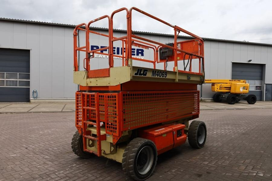 JLG M4069 Hybrid, 14.2m Working Height, 360kg Capacity - Scissor lift: picture 2 JLG M4069 Hybrid, 14.2m Working Height, 360kg Capacity - Scissor lift: picture 2