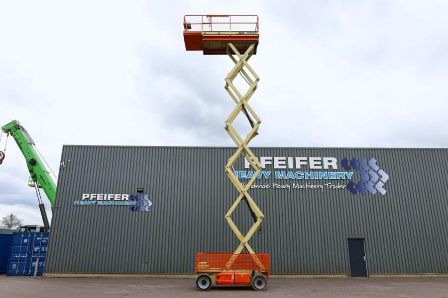 JLG M4069 Hybrid, 14.2m Working Height, 360kg Capacity - Scissor lift: picture 3 JLG M4069 Hybrid, 14.2m Working Height, 360kg Capacity - Scissor lift: picture 3