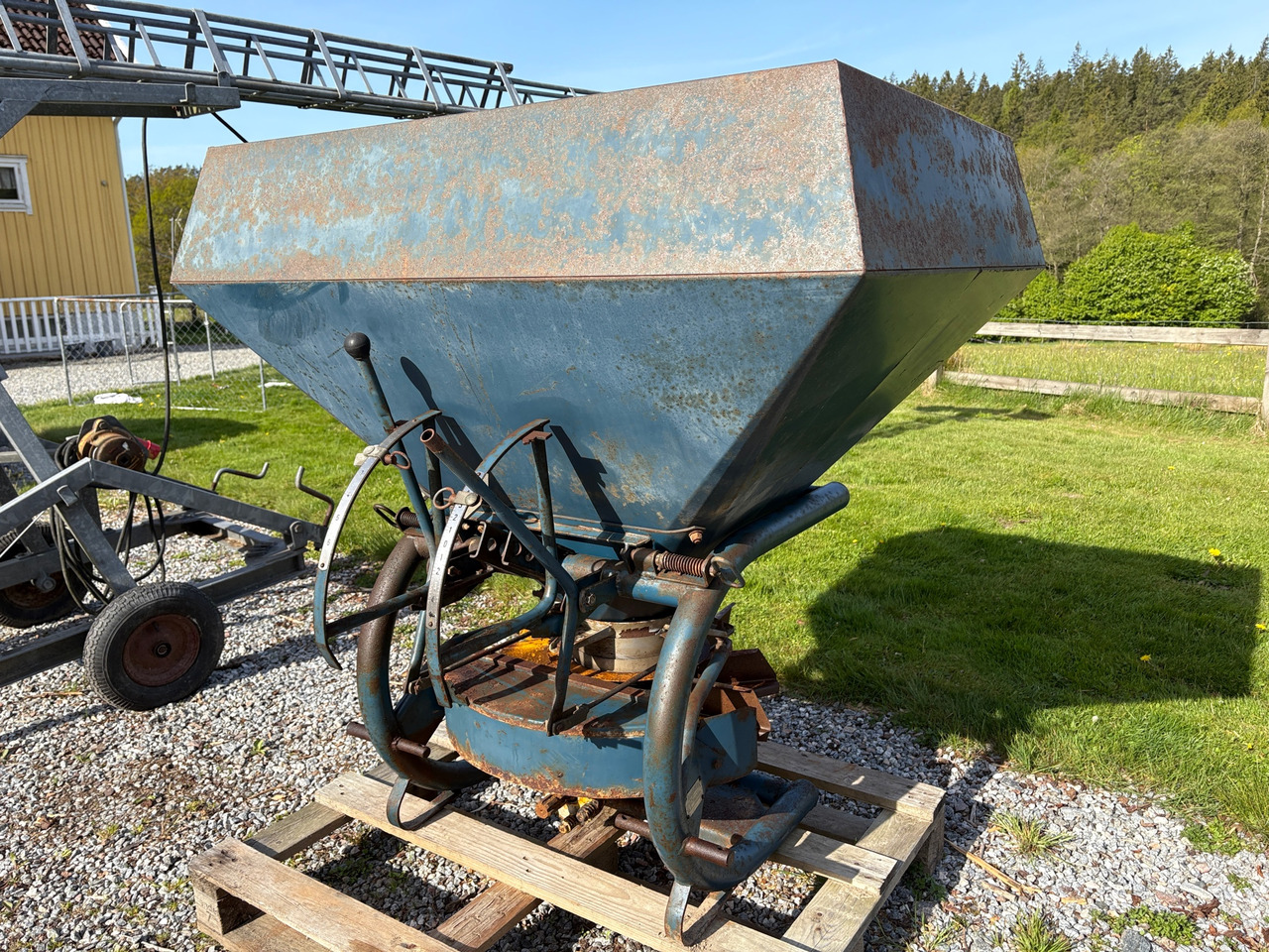 Bogballe B-700 - Fertilizing equipment: picture 1 Bogballe B-700 - Fertilizing equipment: picture 1