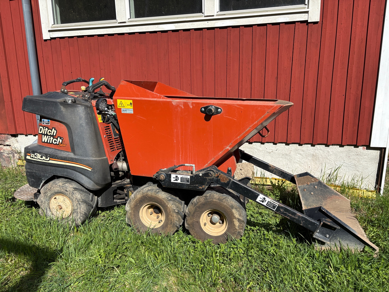 Ditch Witch R300 - Dumper: picture 1 Ditch Witch R300 - Dumper: picture 1