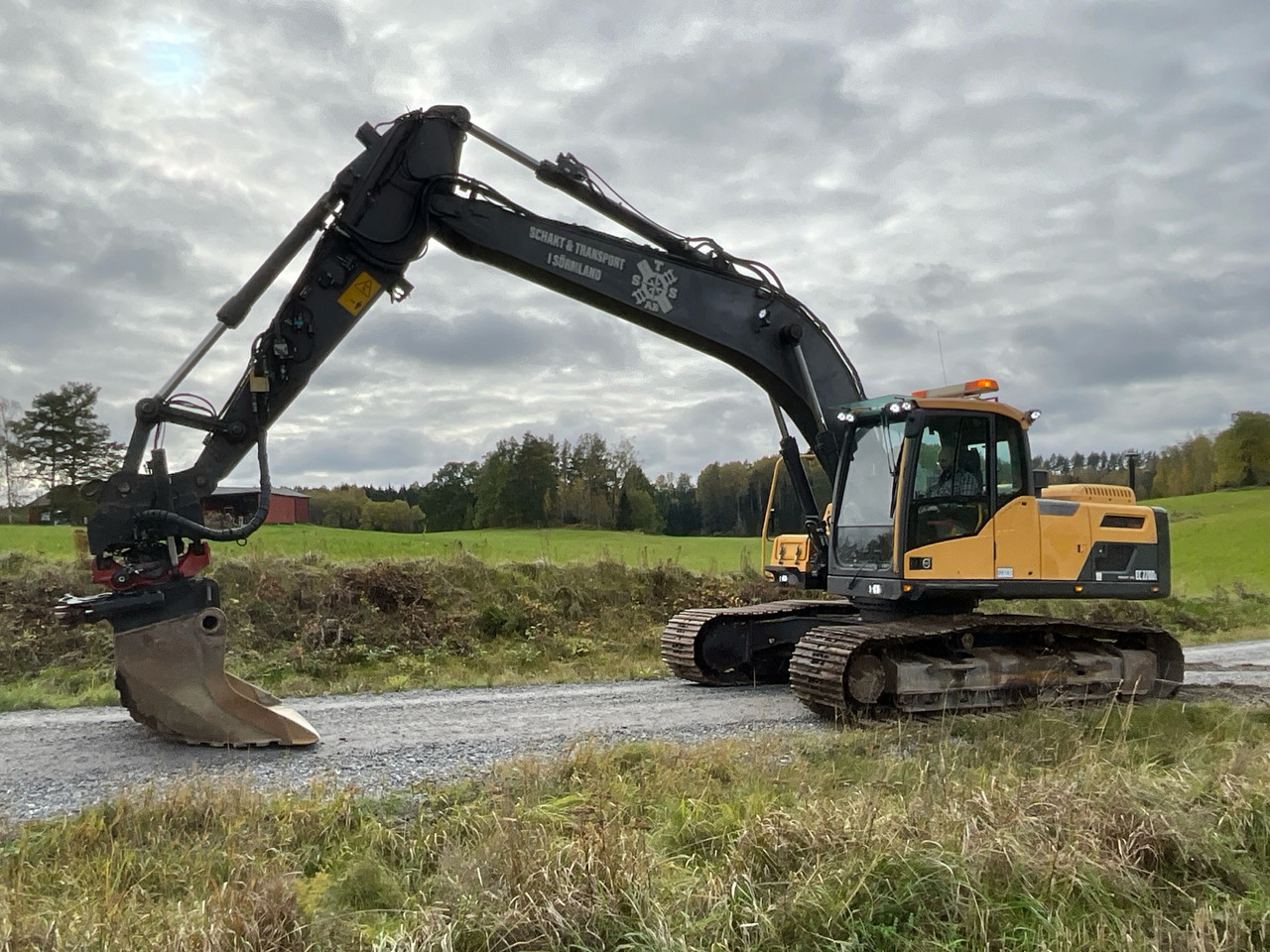 Volvo EC220DL - Excavator: picture 1 Volvo EC220DL - Excavator: picture 1