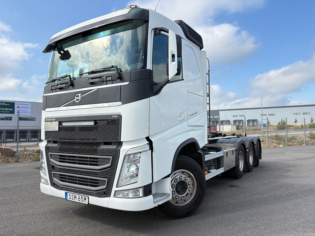 Volvo FH540 - Hook lift truck: picture 1 Volvo FH540 - Hook lift truck: picture 1