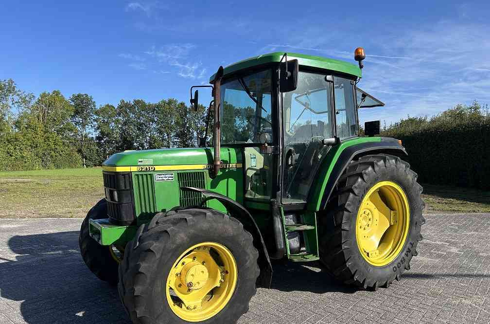 John Deere 6210 - Farm tractor: picture 1 John Deere 6210 - Farm tractor: picture 1