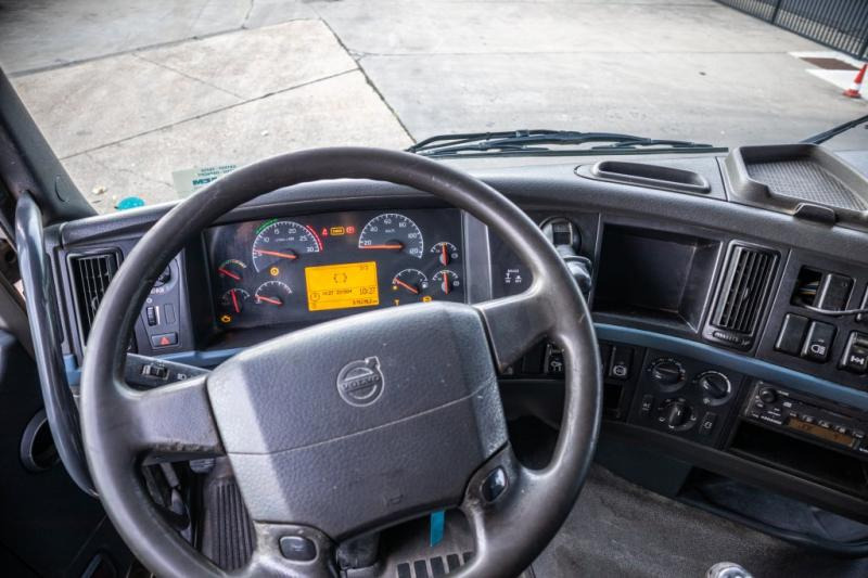 Interior photo 1: Tractor unit Volvo FH 400-E5+HYDR. Interior photo 1: Tractor unit Volvo FH 400-E5+HYDR.