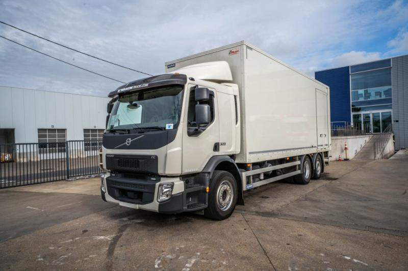 Volvo FE 320 -6X2 +DHOLLANDIA 2.5T- 194.400 KM - Box truck: picture 1 Volvo FE 320 -6X2 +DHOLLANDIA 2.5T- 194.400 KM - Box truck: picture 1