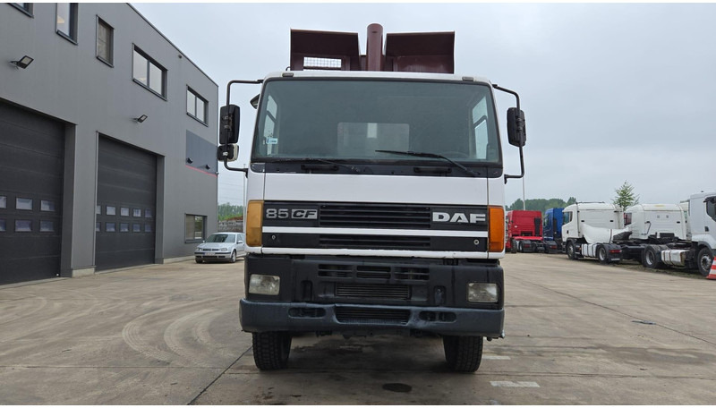 DAF 85 CF 340 (EURO 2 / MANUAL PUMP / STEEL SUSP. / POSSIBLE AS CHASSIS / 8X4) - Tipper: picture 2 DAF 85 CF 340 (EURO 2 / MANUAL PUMP / STEEL SUSP. / POSSIBLE AS CHASSIS / 8X4) - Tipper: picture 2