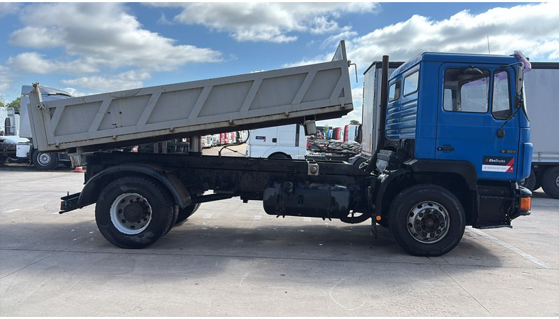 MAN 19.322 (MANUAL PUMP / STEEL SUSP. / LAMES / POMPE MANUELLE / BIG AXLE / GRAND PONT) - Tipper: picture 4 MAN 19.322 (MANUAL PUMP / STEEL SUSP. / LAMES / POMPE MANUELLE / BIG AXLE / GRAND PONT) - Tipper: picture 4