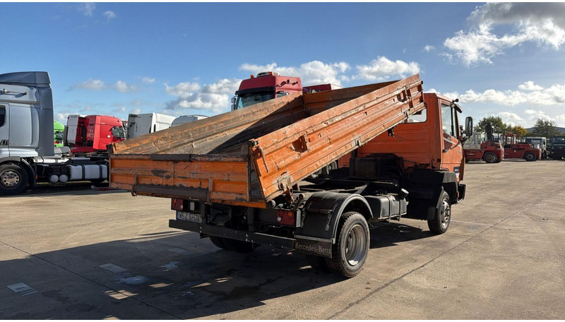 Mercedes-Benz SK 814 (3 WAY TIPPER / MANUAL PUMP / AUXILAIRY / SPER / STEEL SUSP. / LAMES) - Tipper: picture 4 Mercedes-Benz SK 814 (3 WAY TIPPER / MANUAL PUMP / AUXILAIRY / SPER / STEEL SUSP. / LAMES) - Tipper: picture 4