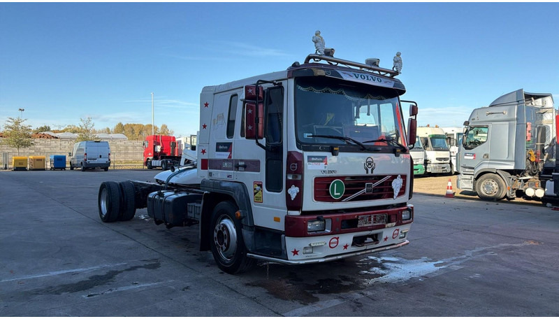 Volvo FL 6 - 220 (MANUAL GEARBOX / BOITE MANUELLE / 8 TONNES) - Cab chassis truck: picture 2 Volvo FL 6 - 220 (MANUAL GEARBOX / BOITE MANUELLE / 8 TONNES) - Cab chassis truck: picture 2