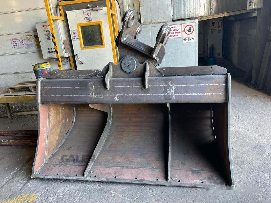 Caterpillar 320 Tilt Bucket - Excavator bucket: picture 4 Caterpillar 320 Tilt Bucket - Excavator bucket: picture 4