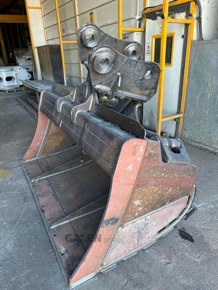 Caterpillar 320 Tilt Bucket - Excavator bucket: picture 2 Caterpillar 320 Tilt Bucket - Excavator bucket: picture 2