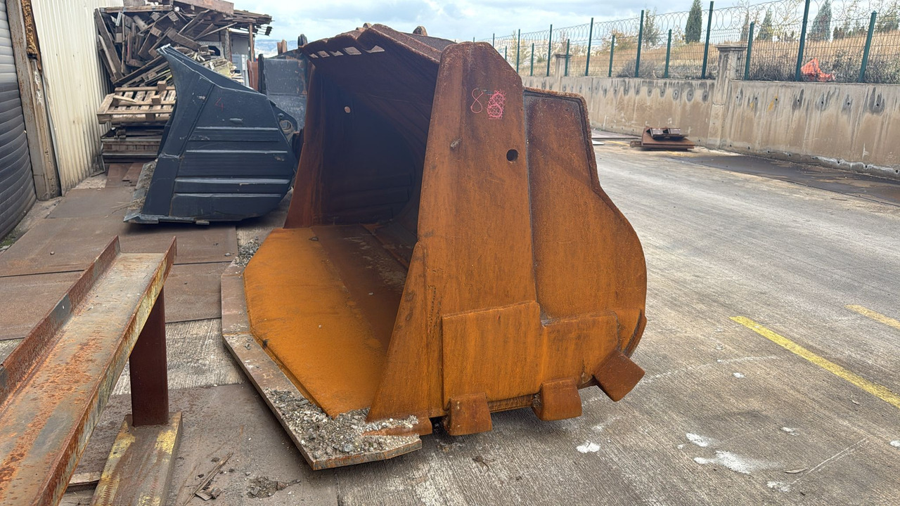 KOMATSU WA500 Loading Bucket - Loader bucket: picture 3 KOMATSU WA500 Loading Bucket - Loader bucket: picture 3