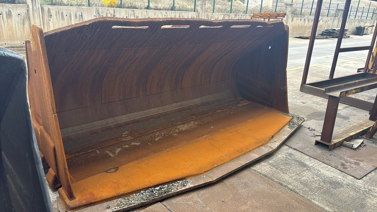 KOMATSU WA500 Loading Bucket - Loader bucket: picture 1 KOMATSU WA500 Loading Bucket - Loader bucket: picture 1